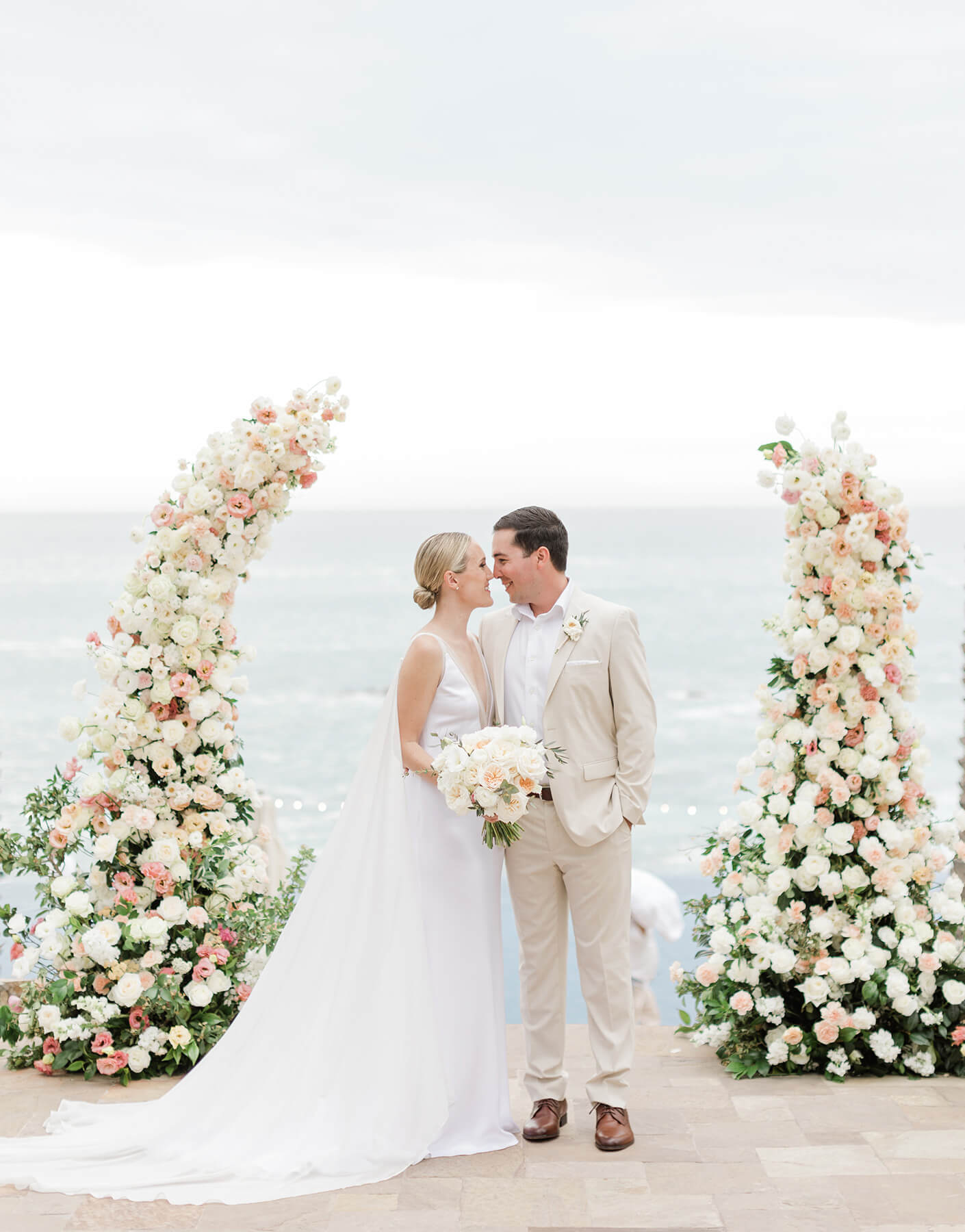 beach wedding ceremony in los cabos